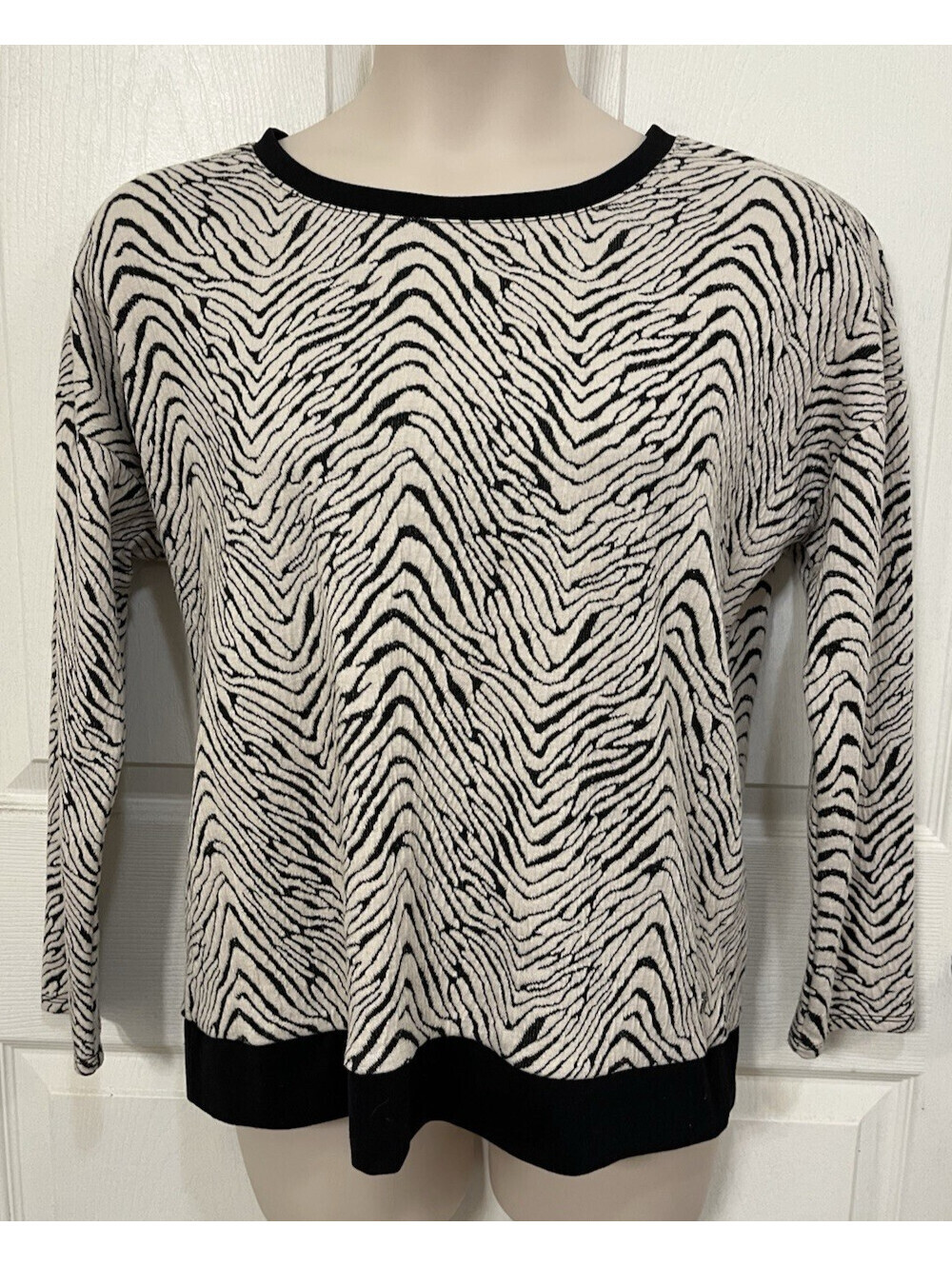 Liz Claiborne Women's Size L Animal Print Textured Pullover Top Black Cream